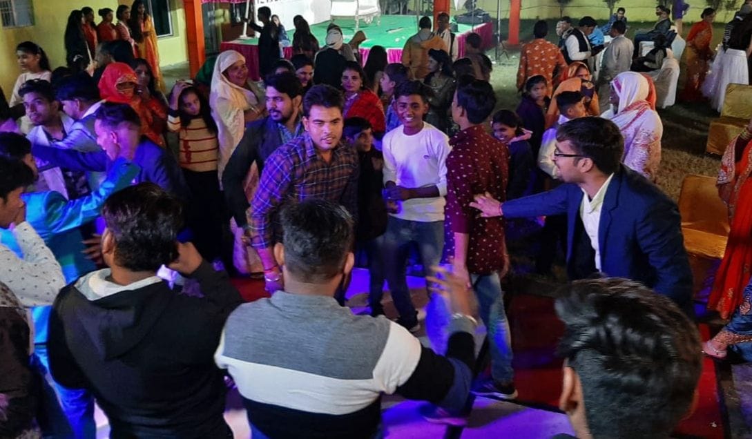 बारात में डीजे पर थिरकते लोग ।संवाद बारात में डीजे पर थिरकते लोग ।संवाद