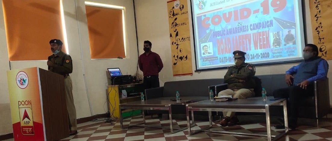 दून पब्लिक स्कूल में कोविड व नारी शक्ति पर आयोजित कार्यक्रम में जानकारी देते पुलिस अधिकारी। दून पब्लिक स्कूल में कोविड व नारी शक्ति पर आयोजित कार्यक्रम में जानकारी देते पुलिस अधिकारी।