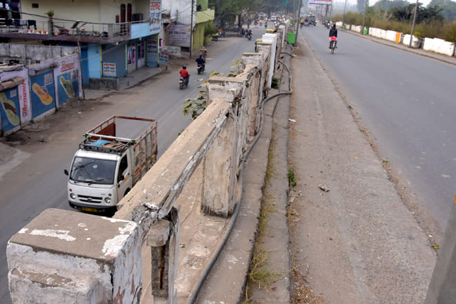 ंबाला रोड़ मेला गुघाल पुल पर टूटी पडी रेलिंग नजर आती नीचे की चलती सड़क और वाहन
