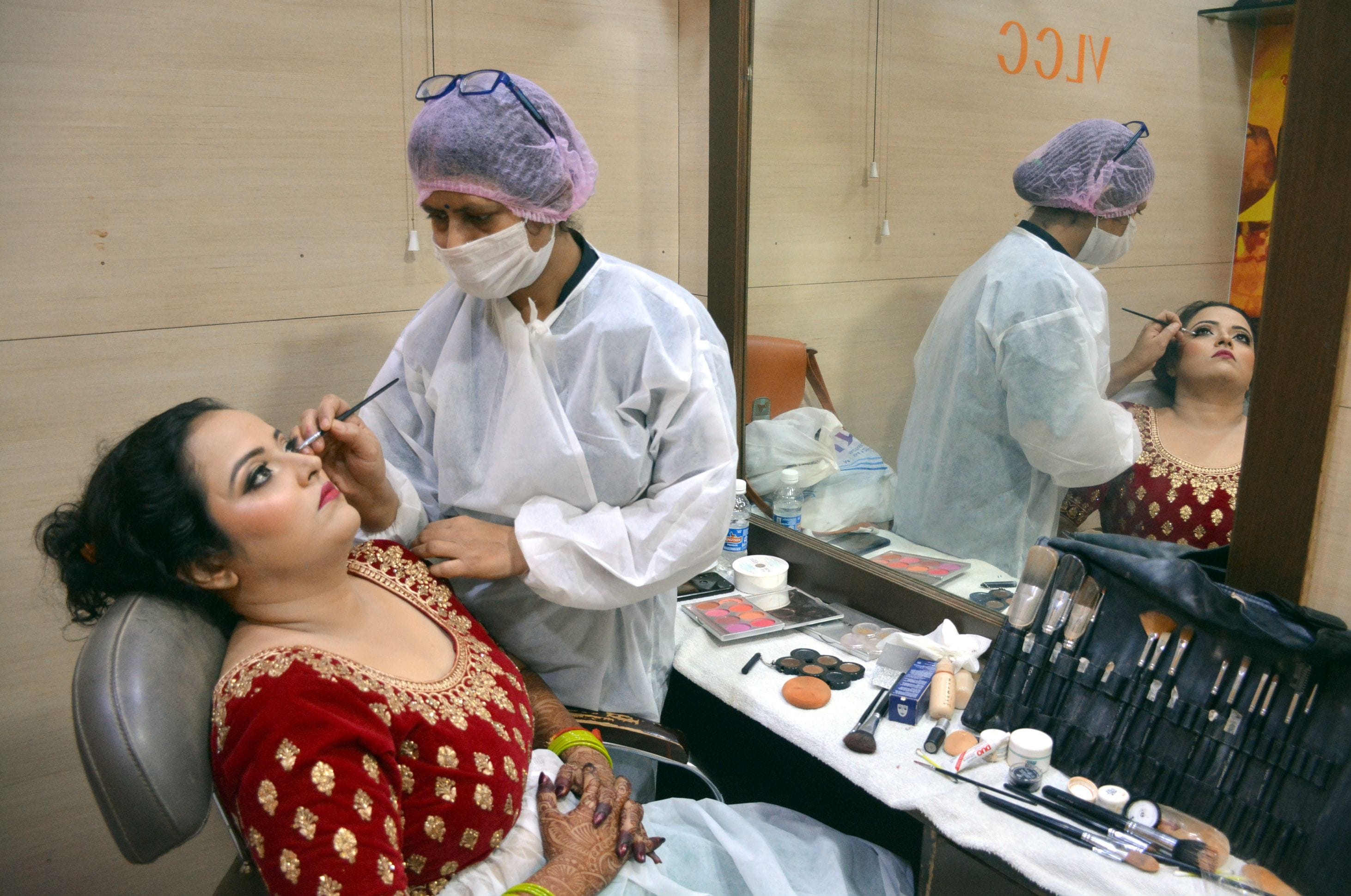 मैरिस रोड स्थित वीएलसीसी सेंटर में मेकअप करवाती दुल्हन। मैरिस रोड स्थित वीएलसीसी सेंटर में मेकअप करवाती दुल्हन।