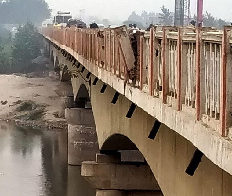 पानीपत-खटीमा हाईवे पर कैराना में यमुना नदी पुल की टूटी पड़ी रैलिंग। पानीपत-खटीमा हाईवे पर कैराना में यमुना नदी पुल की टूटी पड़ी रैलिंग।