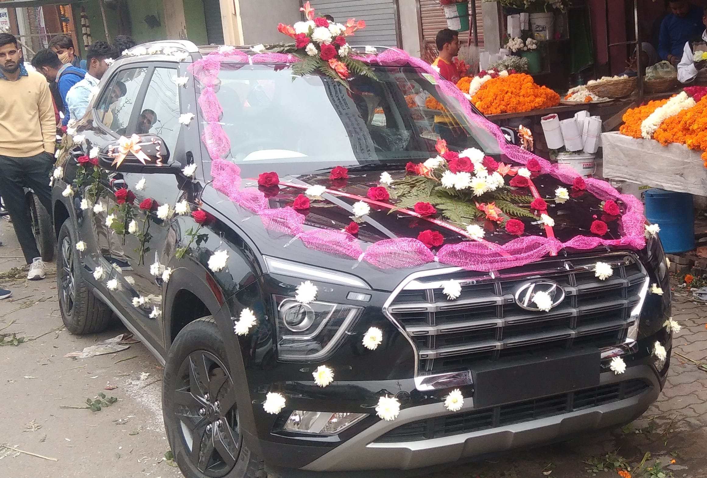 शामली में बरात के लिए फूल विक्रेता की दुकान पर सजाई गई गाड़ी।