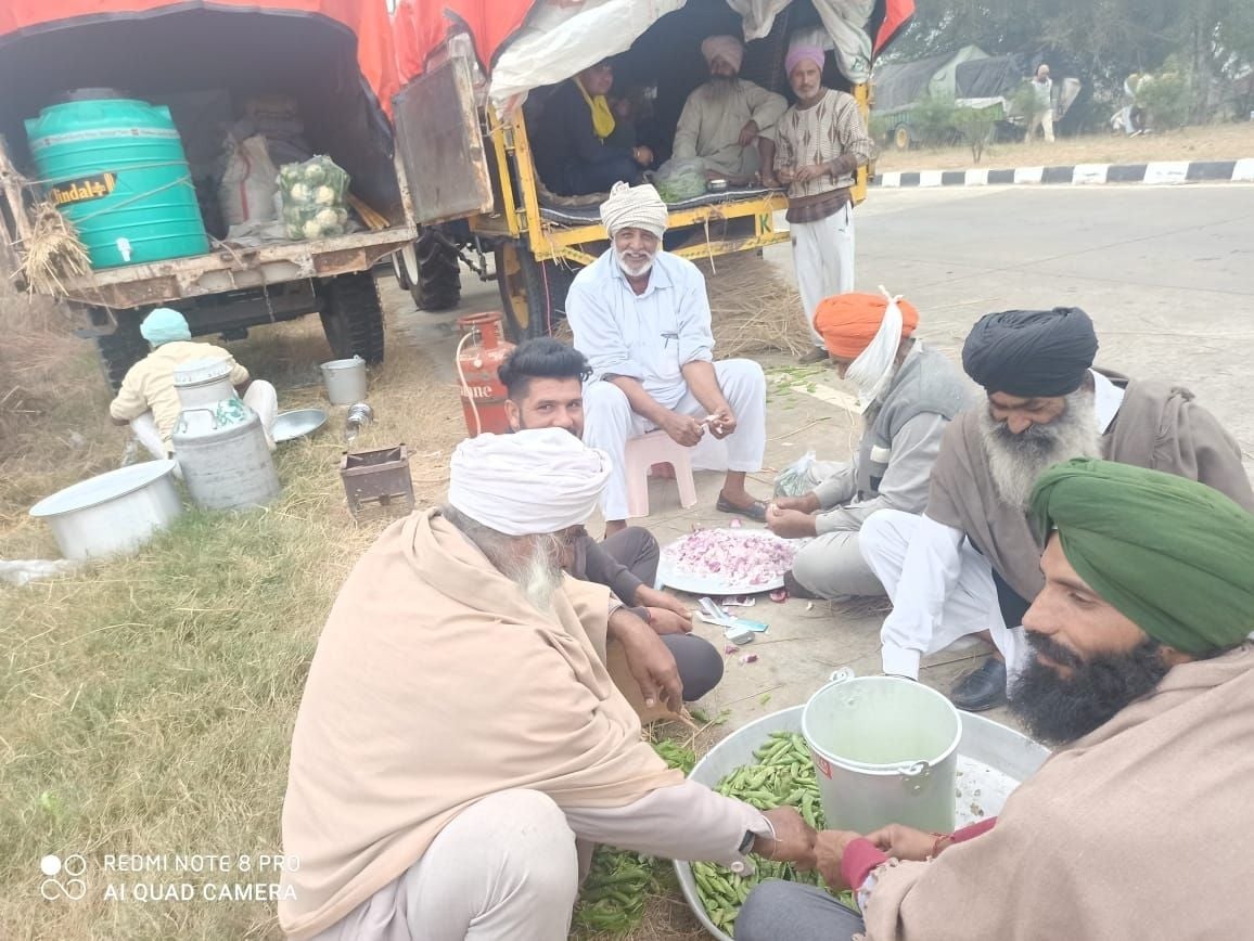 नेशनल हाईवे पर ही खाना बनाने की तैयारी करते पंजाब के किसान। संवाद नेशनल हाईवे पर ही खाना बनाने की तैयारी करते पंजाब के किसान। संवाद