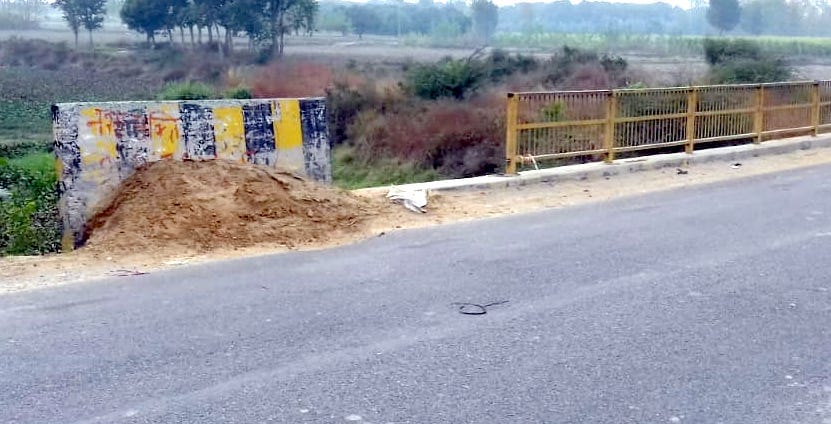 मेरठ-करनाल हाईवे पर झिंझाना के पास टूटी पड़ी काठा नदी पुल की रैलिंग। मेरठ-करनाल हाईवे पर झिंझाना के पास टूटी पड़ी काठा नदी पुल की रैलिंग।