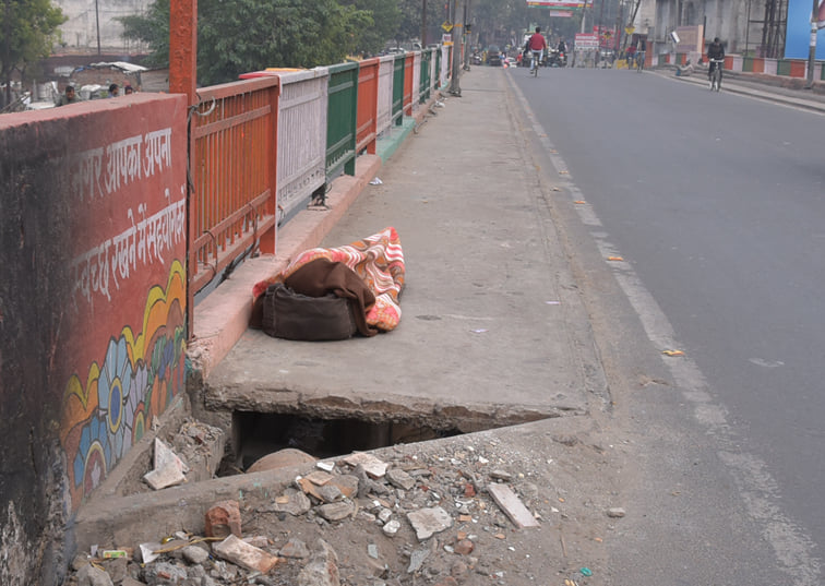 देहरादून रोड़ ढमोला नदी पुल का टूटा हुआ हिस्सा