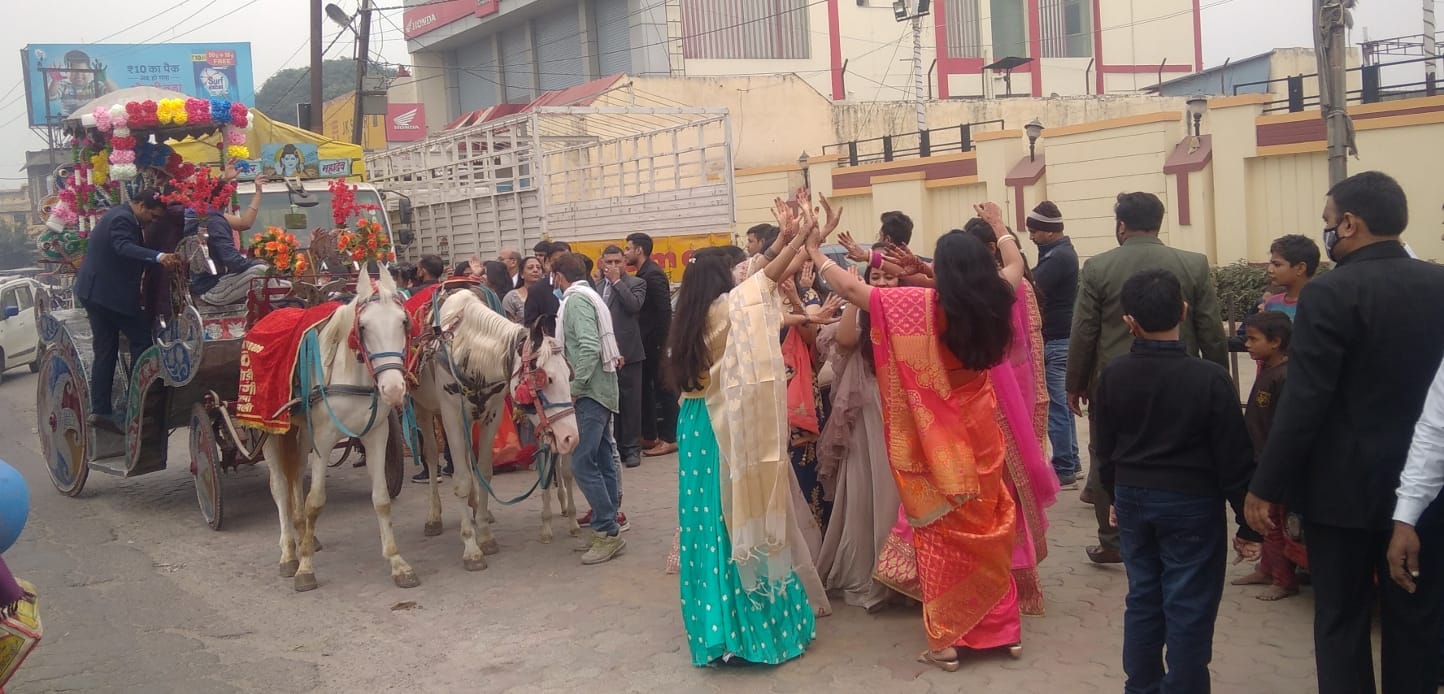 शामली में दिल्ली रोड पर चढ़त में शामिल महिलाएं और पुरुष डांस करते हुए।