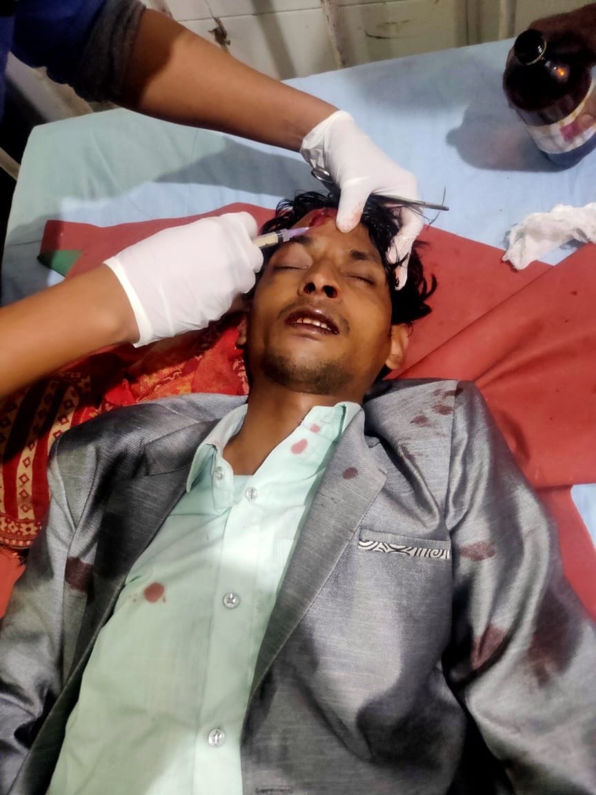 सड़क दुर्घटनाओं में घायल युवक। 