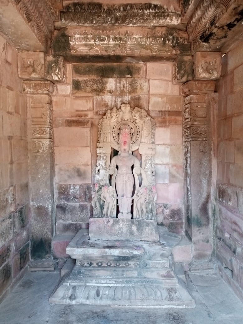 मंदिर में स्थापित सूर्य भगवान मंदिर में स्थापित सूर्य भगवान