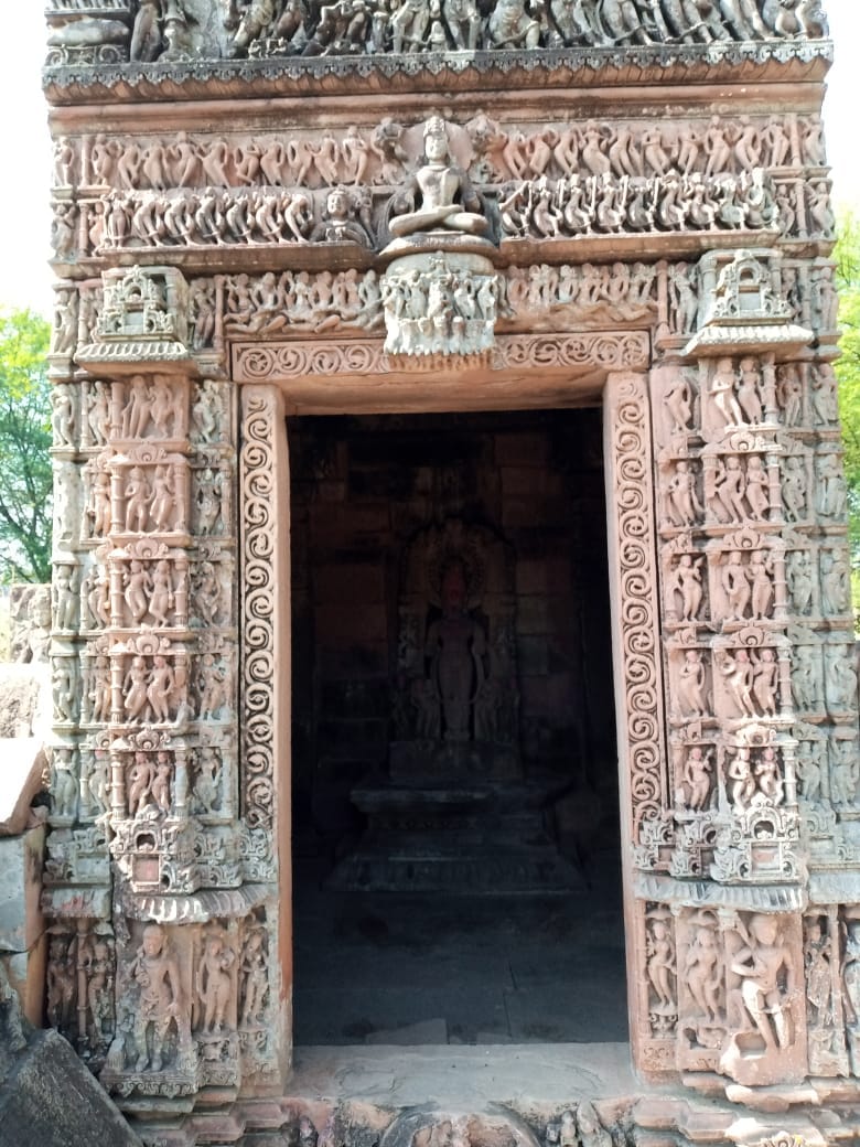 मूर्तियों सें नक्काशी सें बना हुआ है मंदिर मूर्तियों सें नक्काशी सें बना हुआ है मंदिर