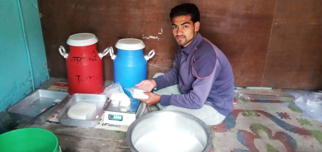 बागेश्वर के किसरोली गांव में पनीर पैकिंग करता विक्की मेहता। संवाद न्यूज एजेंसी बागेश्वर के किसरोली गांव में पनीर पैकिंग करता विक्की मेहता। संवाद न्यूज एजेंसी