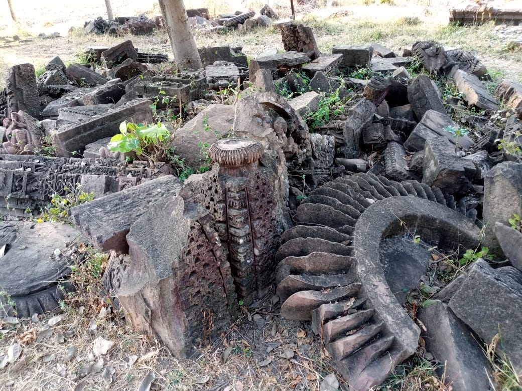 बिखरी पड़ी हैं मूर्तियां बिखरी पड़ी हैं मूर्तियां