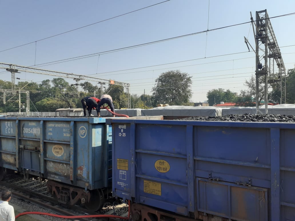 कोयले से भरी बोगी में लगी आग को बुझाते फायर कर्मचारी कोयले से भरी बोगी में लगी आग को बुझाते फायर कर्मचारी