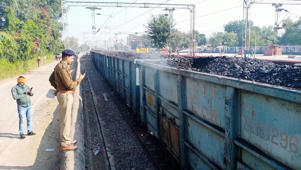 कोयले से भरी बोगी से निकलता धुआ कोयले से भरी बोगी से निकलता धुआ