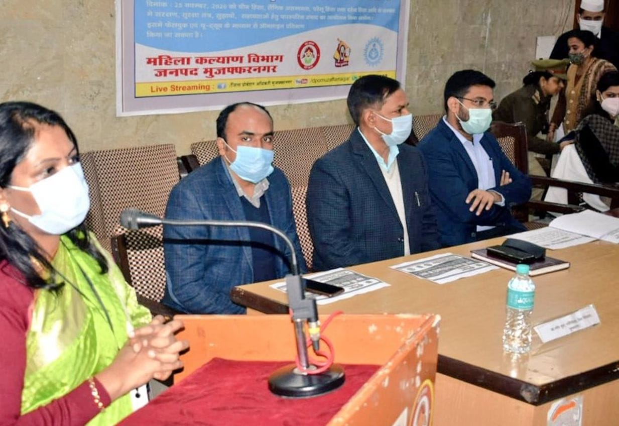 जिला पंचायत सभागार में हुए हक की बात-डीएम के साथ कार्यक्रम में छात्राओं को संबोधित करती डीएम सेल् जिला पंचायत सभागार में हुए हक की बात-डीएम के साथ कार्यक्रम में छात्राओं को संबोधित करती डीएम सेल्