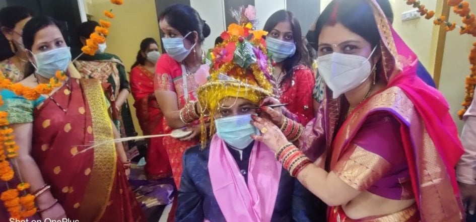 दूल्हे को काजल लगातीं भाभी। संवाद