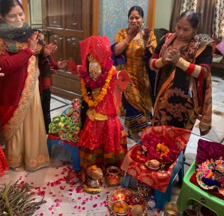पुरकाजी में तुलसी विवाह कार्यक्रम में मौजूद महिलाऐं पुरकाजी में तुलसी विवाह कार्यक्रम में मौजूद महिलाऐं