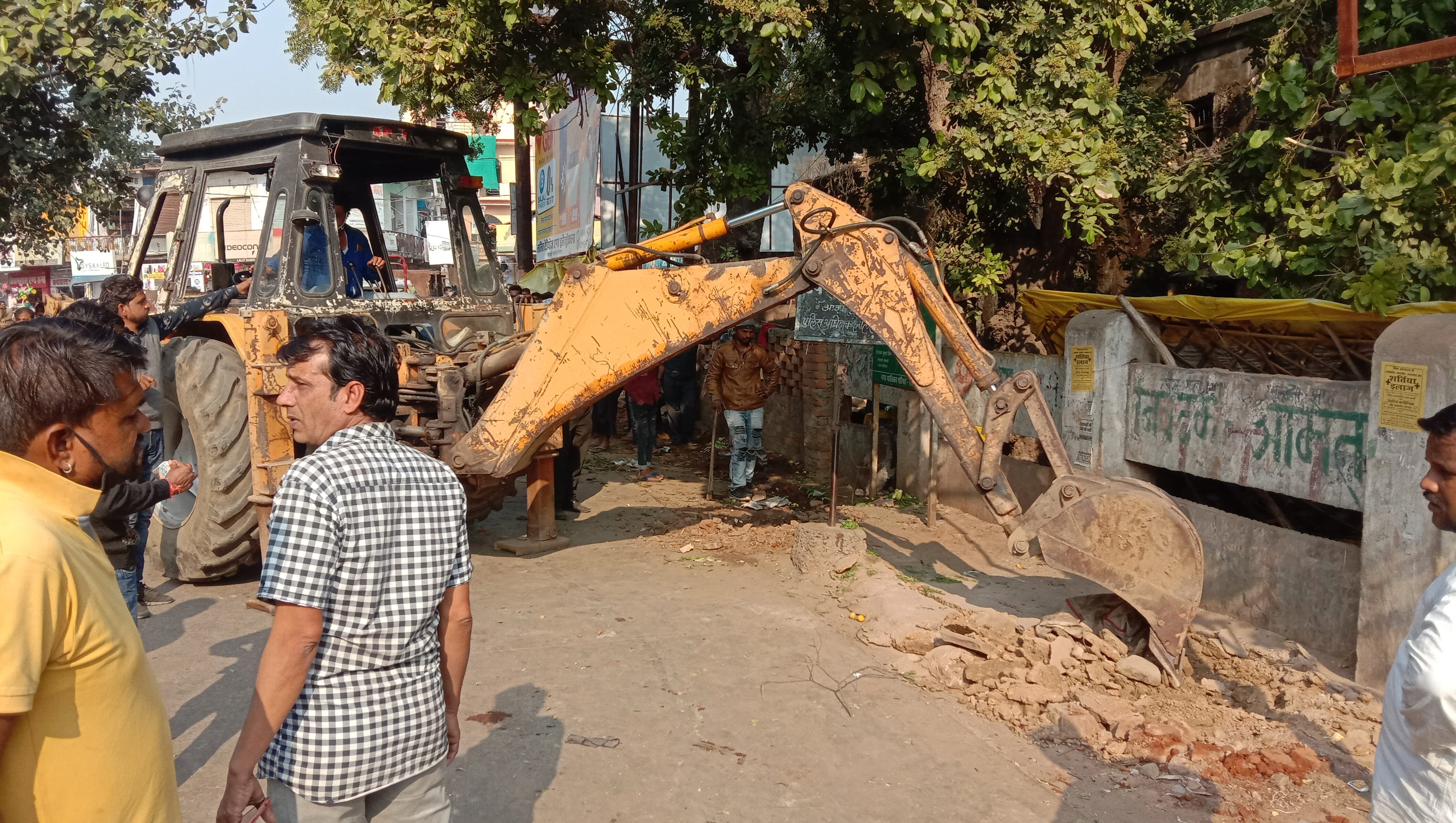 सदरकांटे के पास अतिक्रमण हटाती जेसीबी सदरकांटे के पास अतिक्रमण हटाती जेसीबी