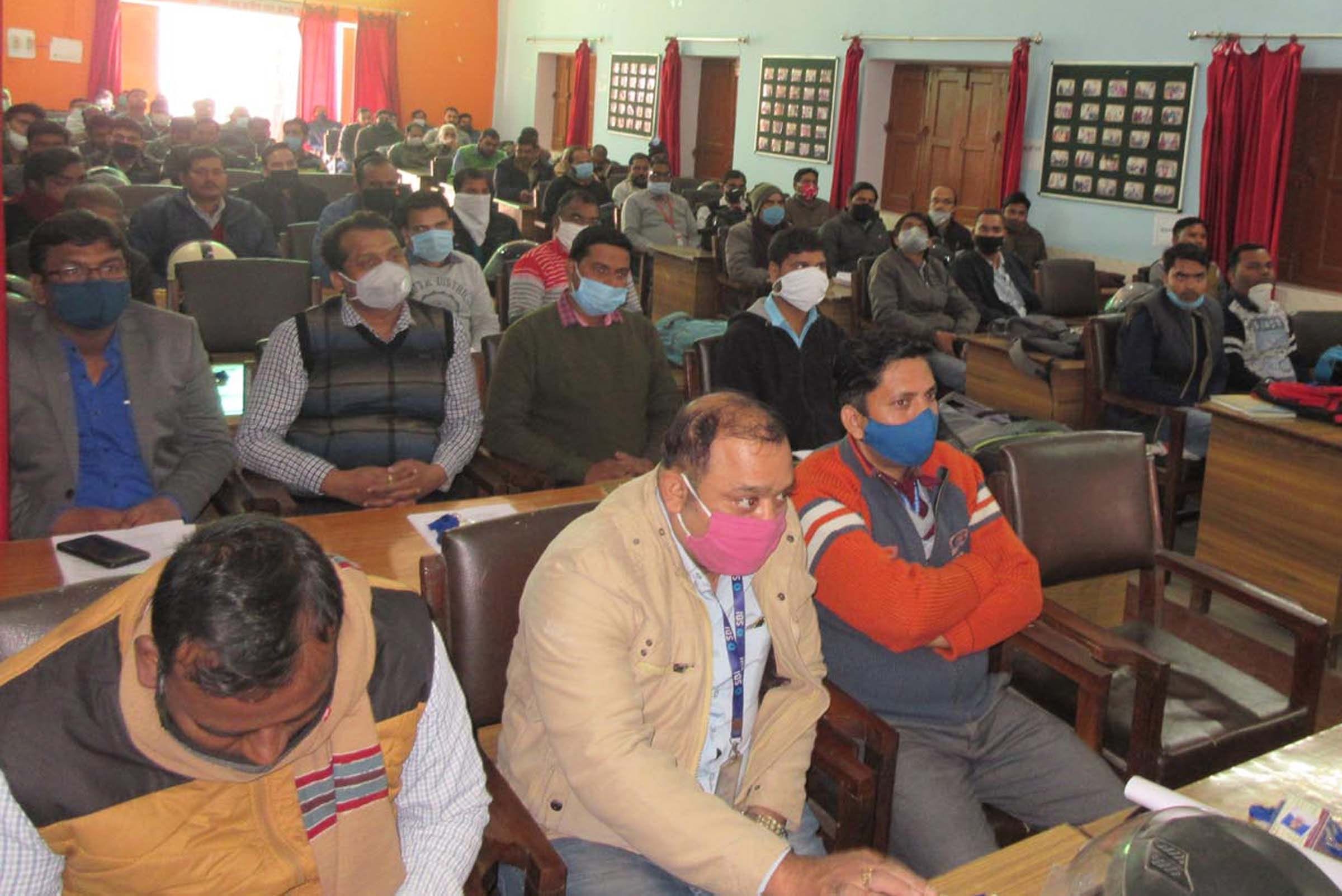 अफीम कोठी सभागार में प्रशिक्षण प्राप्त करते माइक्रो आब्जर्वर। अफीम कोठी सभागार में प्रशिक्षण प्राप्त करते माइक्रो आब्जर्वर।