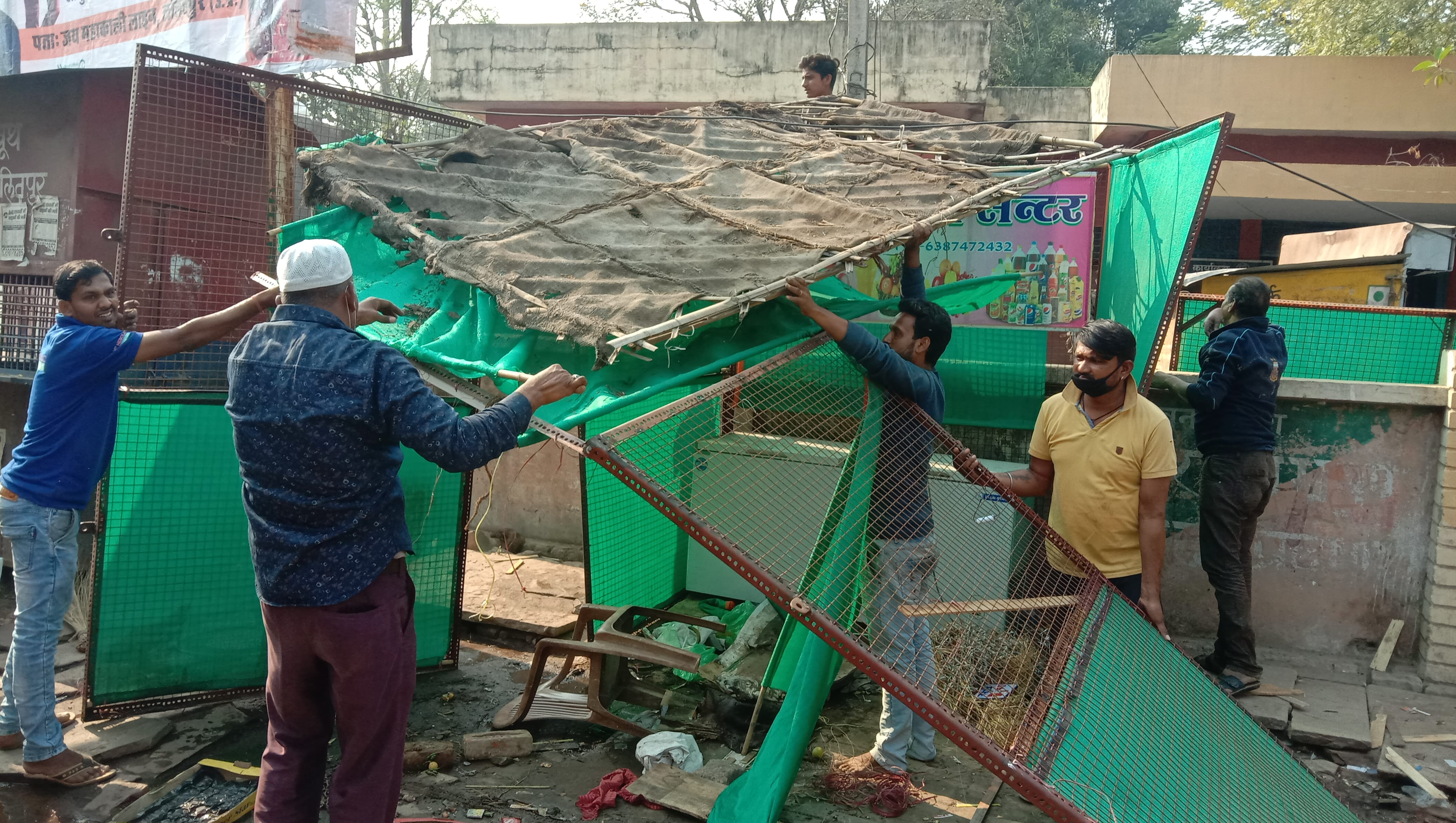 सदरकांटे के पास से अतिक्रमण हटाते नगर पालिका कर्मी सदरकांटे के पास से अतिक्रमण हटाते नगर पालिका कर्मी