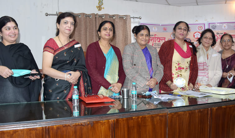 मिशन शक्ति के तहत विकास भवन में आयोजित कार्यक्रम के दौरान सम्मानित महिला चिकित्सक।