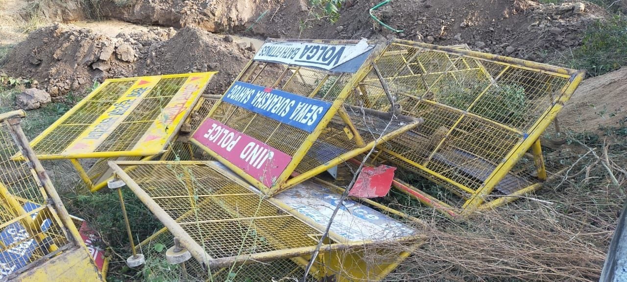 पंजाब के किसानों द्वारे फेंके गए बैरिकेड्स। अमर उजाला