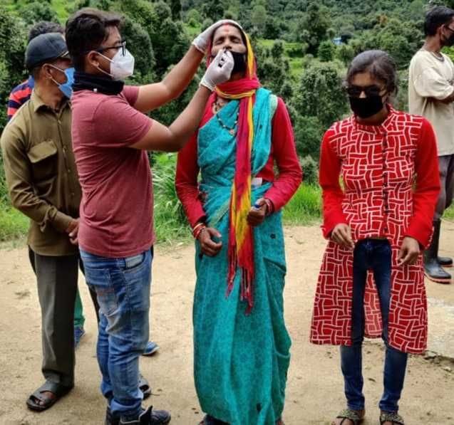 चंपावत में कोरोना परीक्षण करते डॉ. मनीष बिष्ट।