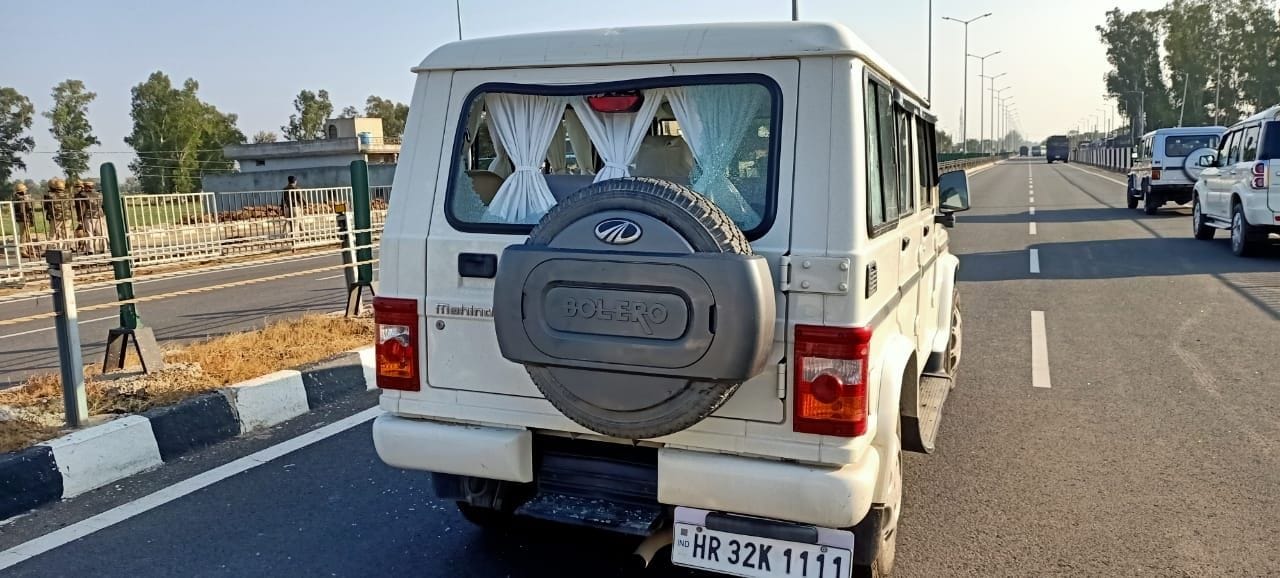  एसडीएम की गाड़ी का तोड़ा गया शीशा। अमर उजाला