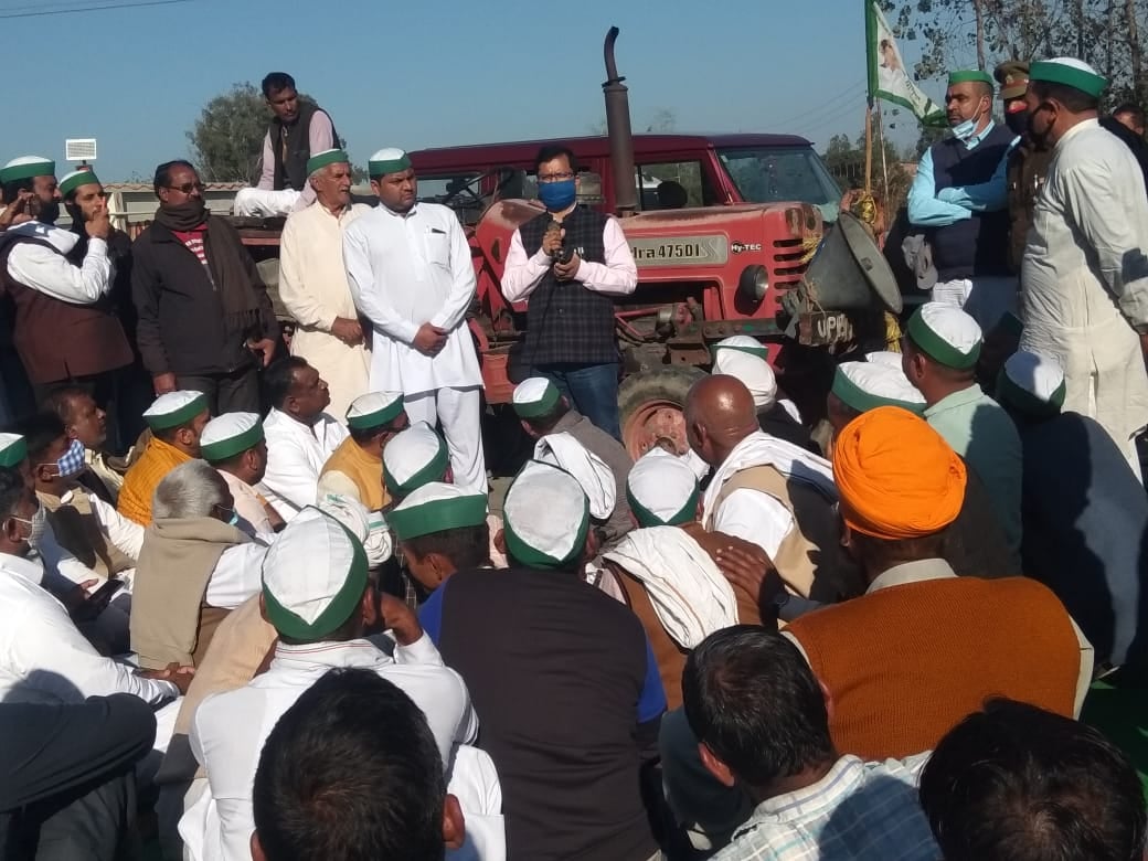 शेरपुर में धरनारत किसानों को समझाते एसडीएम सदर अनिल कुमार