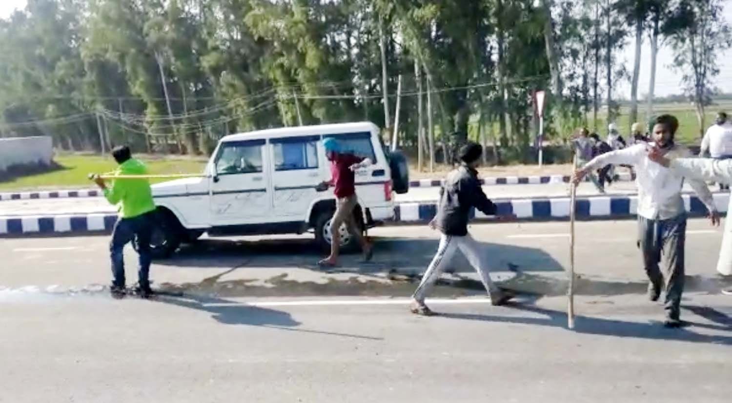  गाड़ियों पर लाठियां भांजते किसान। अमर उजाला