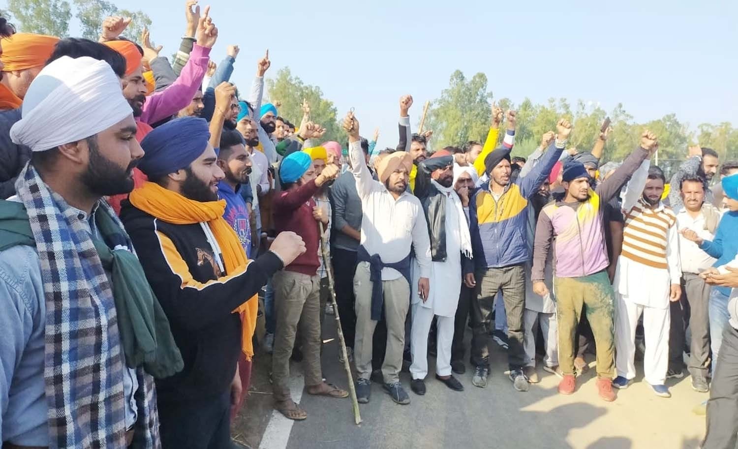  सरकार के खिलाफ नारेबाजी करते पंजाब के किसान।  अमर उजाला