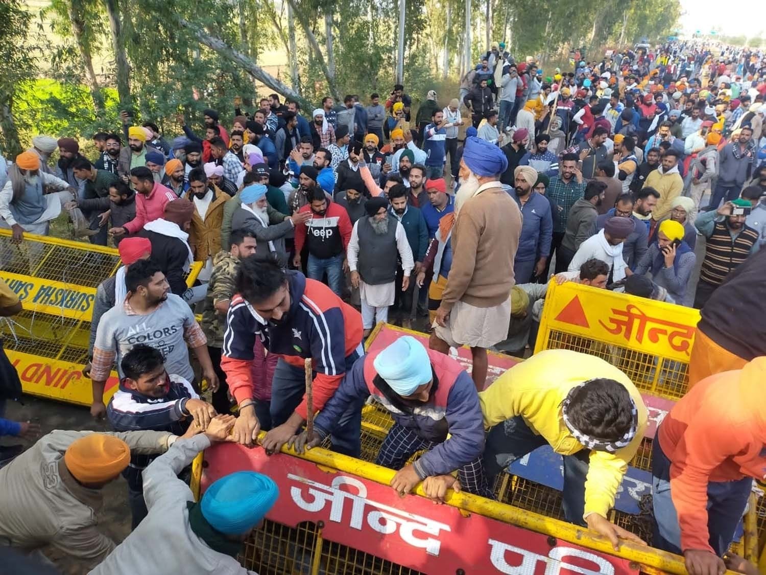  दातासिंह वाला बार्डपर पर बैरिकेडिंग को तोड़ते पंजाब के किसान। अमर उजाला