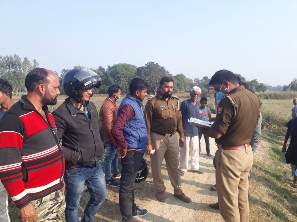 पट्टी कोतवाली के सदहा में बंधन बैंक के एजेन्ट से लूट के बाद मौके पर पीड़ित से पूछताछ करती पुलिस।