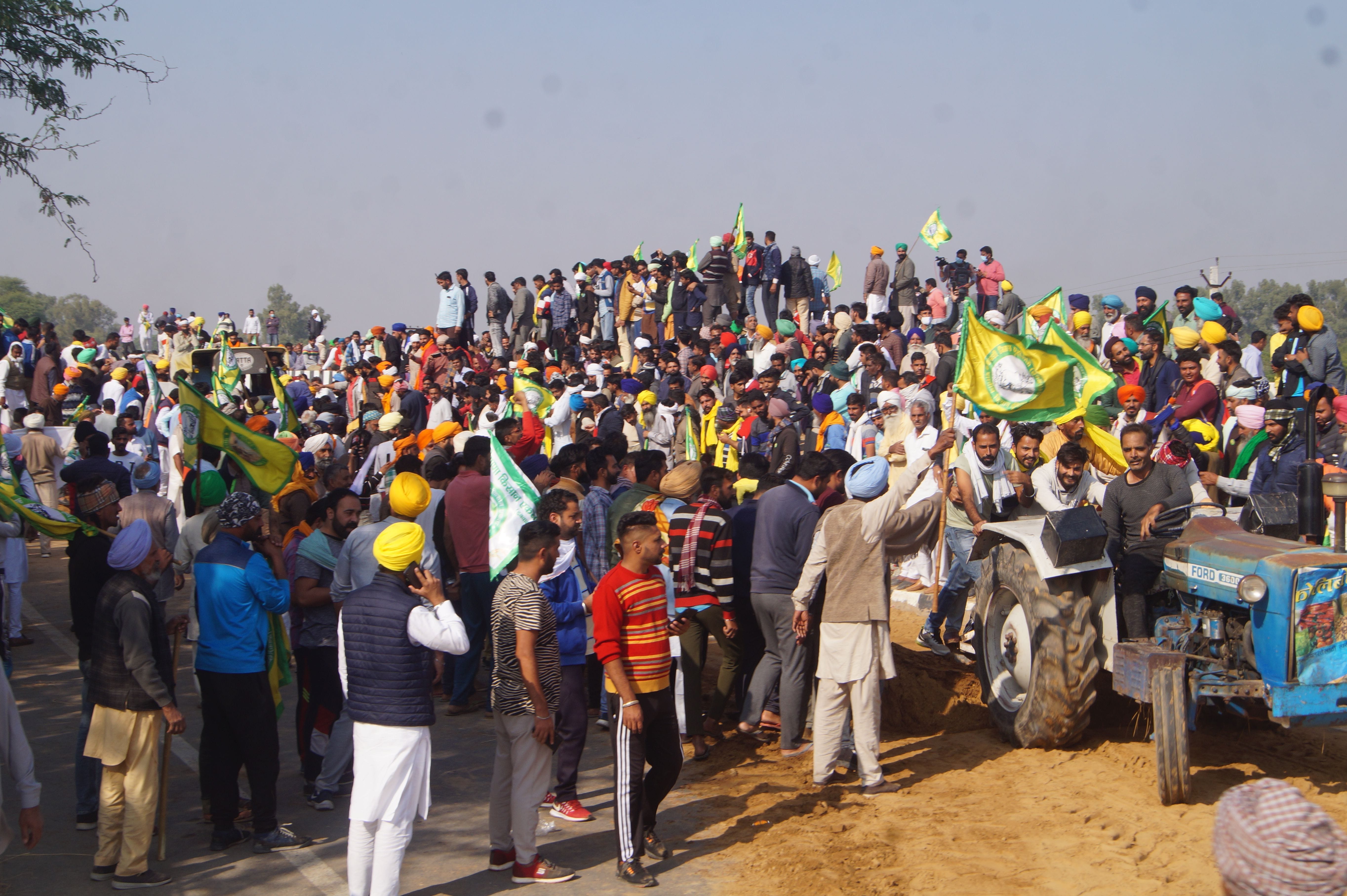 रास्ता खोलने के बाद दिल्ली के लिए रवाना होते किसान रास्ता खोलने के बाद दिल्ली के लिए रवाना होते किसान
