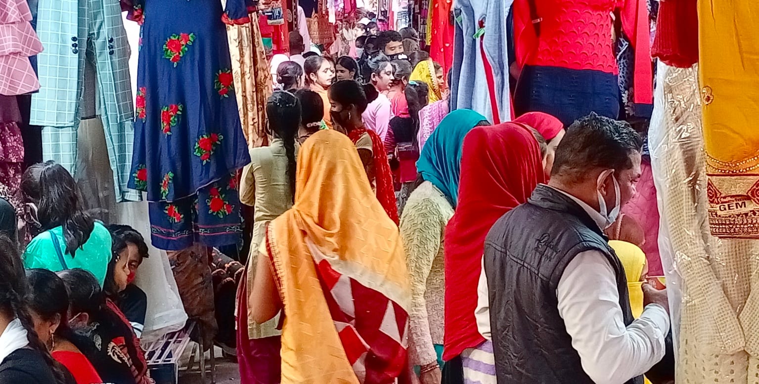 खपरैल बाजार में उमड़ी ग्राहकों की भीड़। संवाद खपरैल बाजार में उमड़ी ग्राहकों की भीड़। संवाद