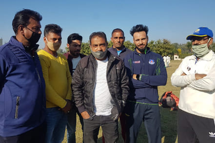 ज्ञान कलश इंटरनेशनल स्कूल के क्रिकेट ग्राउंड पर रणजी ट्रॉफी मैचों के लिए ट्रायल करते कोच