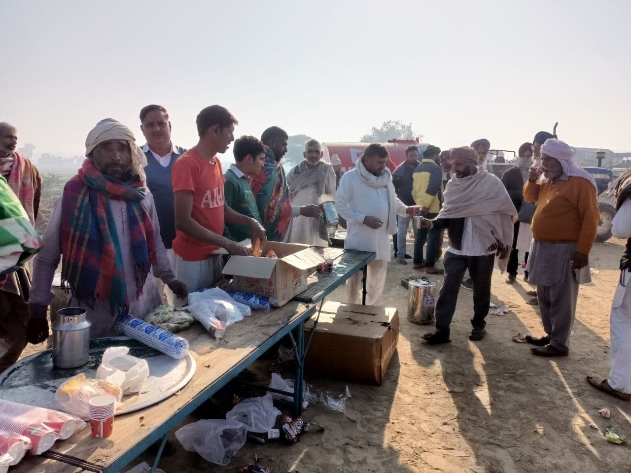 सुबह किसानों को चाय पिलाते पोली गांव के युवा। संवाद सुबह किसानों को चाय पिलाते पोली गांव के युवा। संवाद