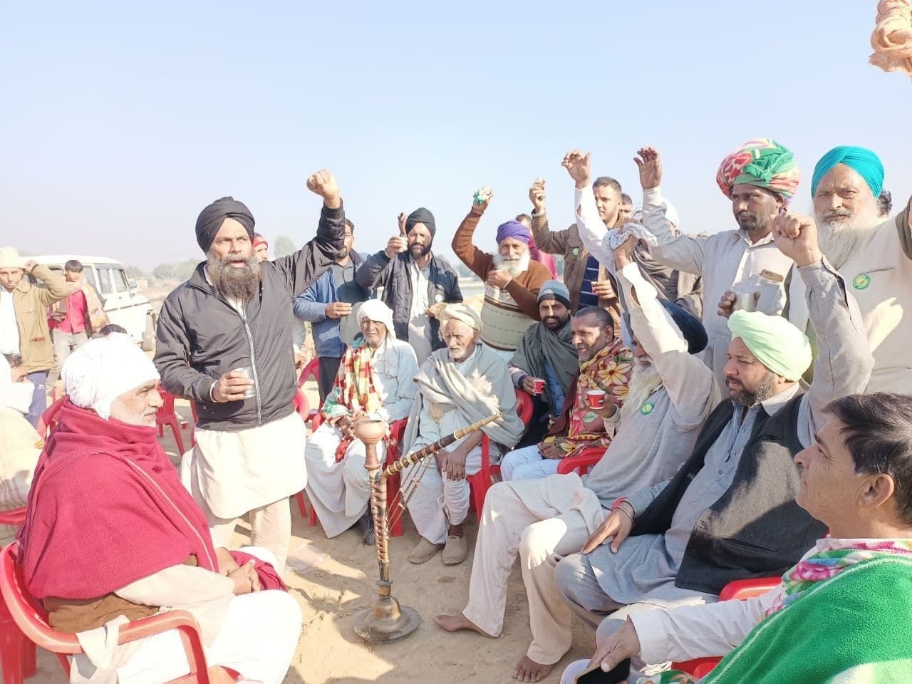   हुक्का पीते समय नारेबाजी करते किसान। संवाद।