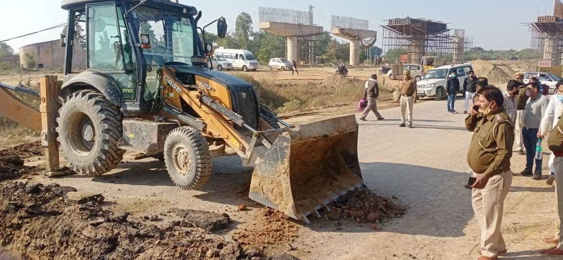  किलाजफरगढ़ गांव के पास सड़क को खोदती प्रशासन की जेसीबी। संवाद 
