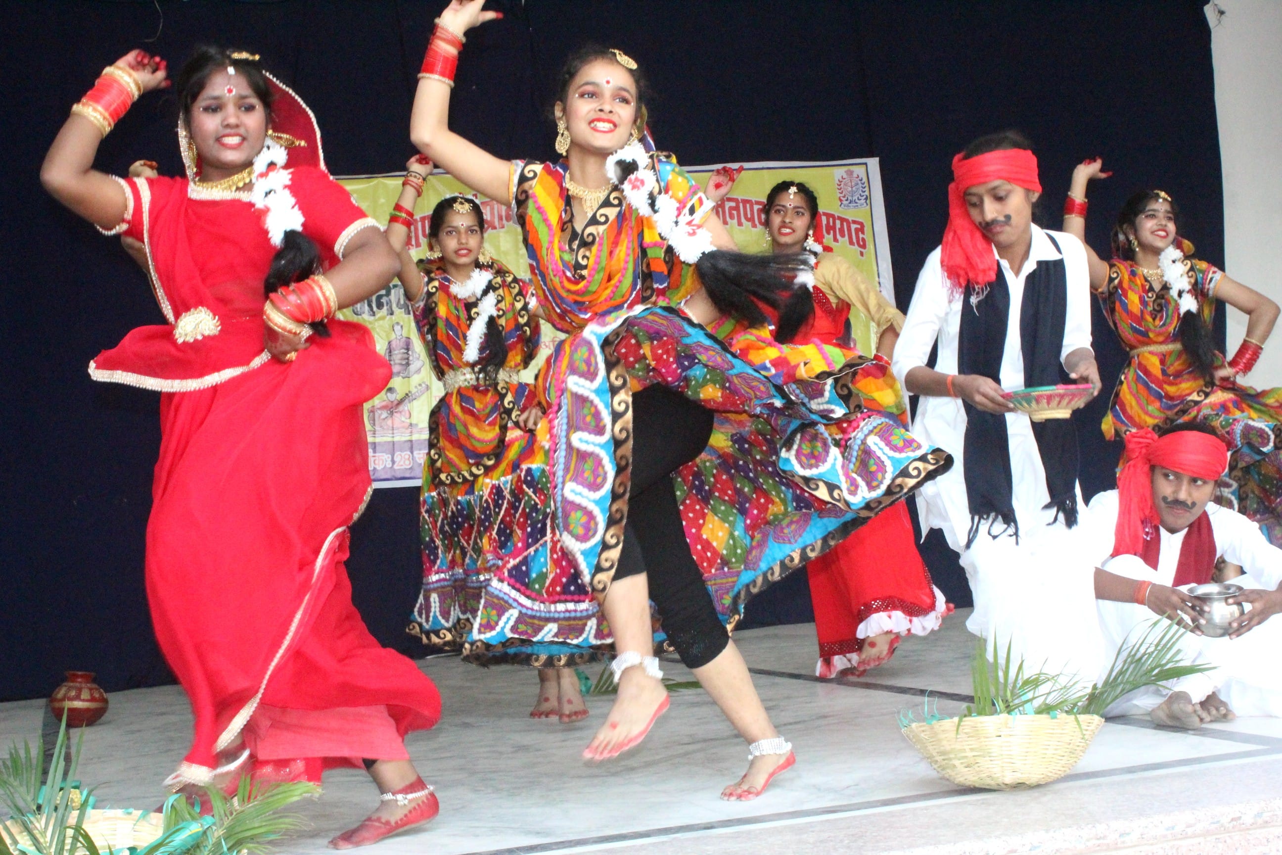 प्रतिभा निकेतन स्कूल में जनपद स्तरीय सांस्कृतिक कार्यक्रम में प्रतिभागी करती छात्राएं। प्रतिभा निकेतन स्कूल में जनपद स्तरीय सांस्कृतिक कार्यक्रम में प्रतिभागी करती छात्राएं।