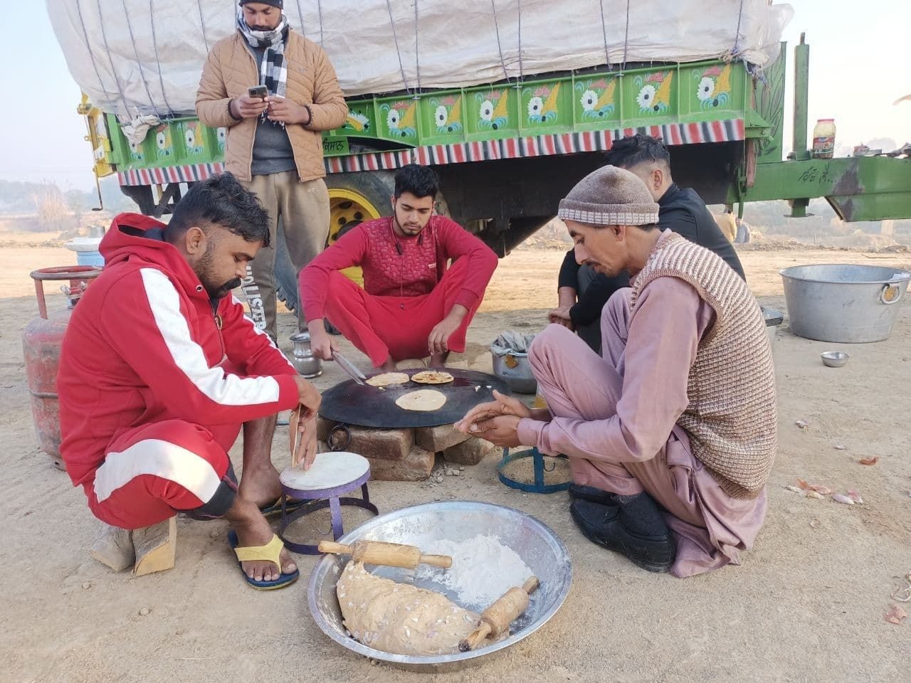  पोली गांव में लंगर तैयार करते किसान। संवाद।