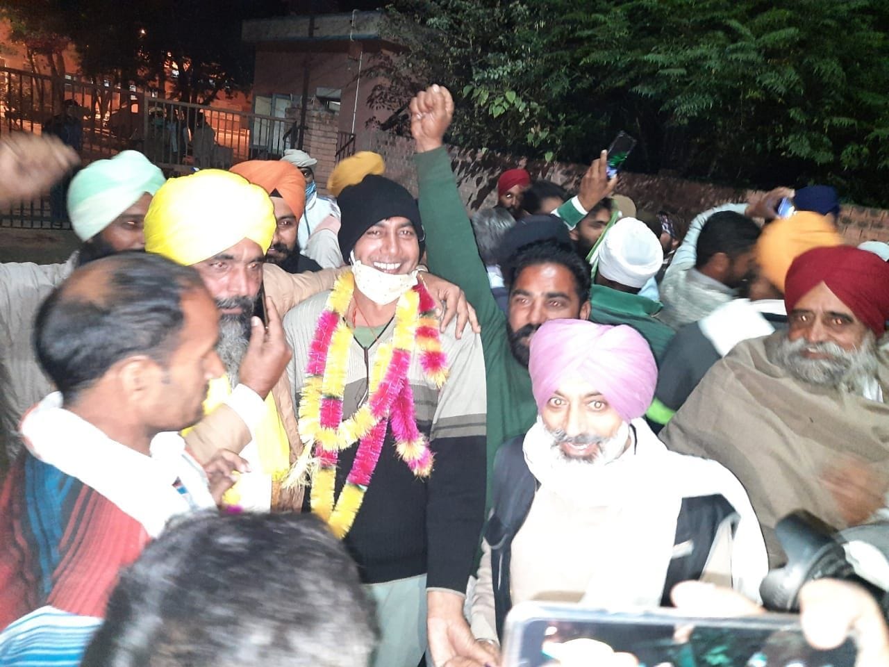 जेल से रिहा होने पर किसान नेताओं का स्वागत करते साथी किसान। जेल से रिहा होने पर किसान नेताओं का स्वागत करते साथी किसान।