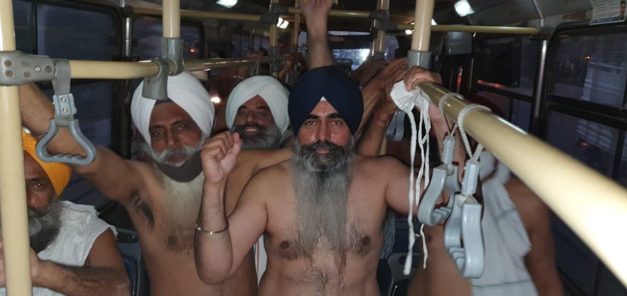 दिल्ली में अर्धनग्न होकर प्रदर्शन करते किसान। दिल्ली में अर्धनग्न होकर प्रदर्शन करते किसान।