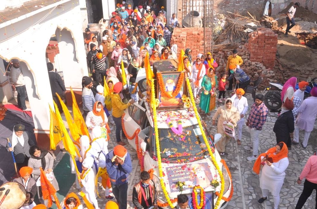फोटो संख्या 43 शहर के पंजाबी कालोनी से निकलती प्रभात फेरी पर छतों से पुष्प वर्षा करते लोग