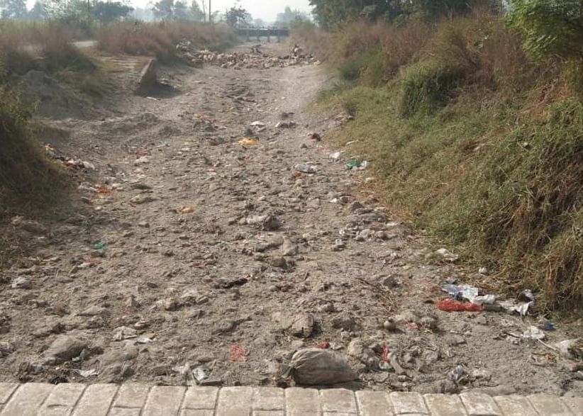 डेढ माह से पानी नहीं आने से सूखी पड़ी बिरालसी नहर। डेढ माह से पानी नहीं आने से सूखी पड़ी बिरालसी नहर।