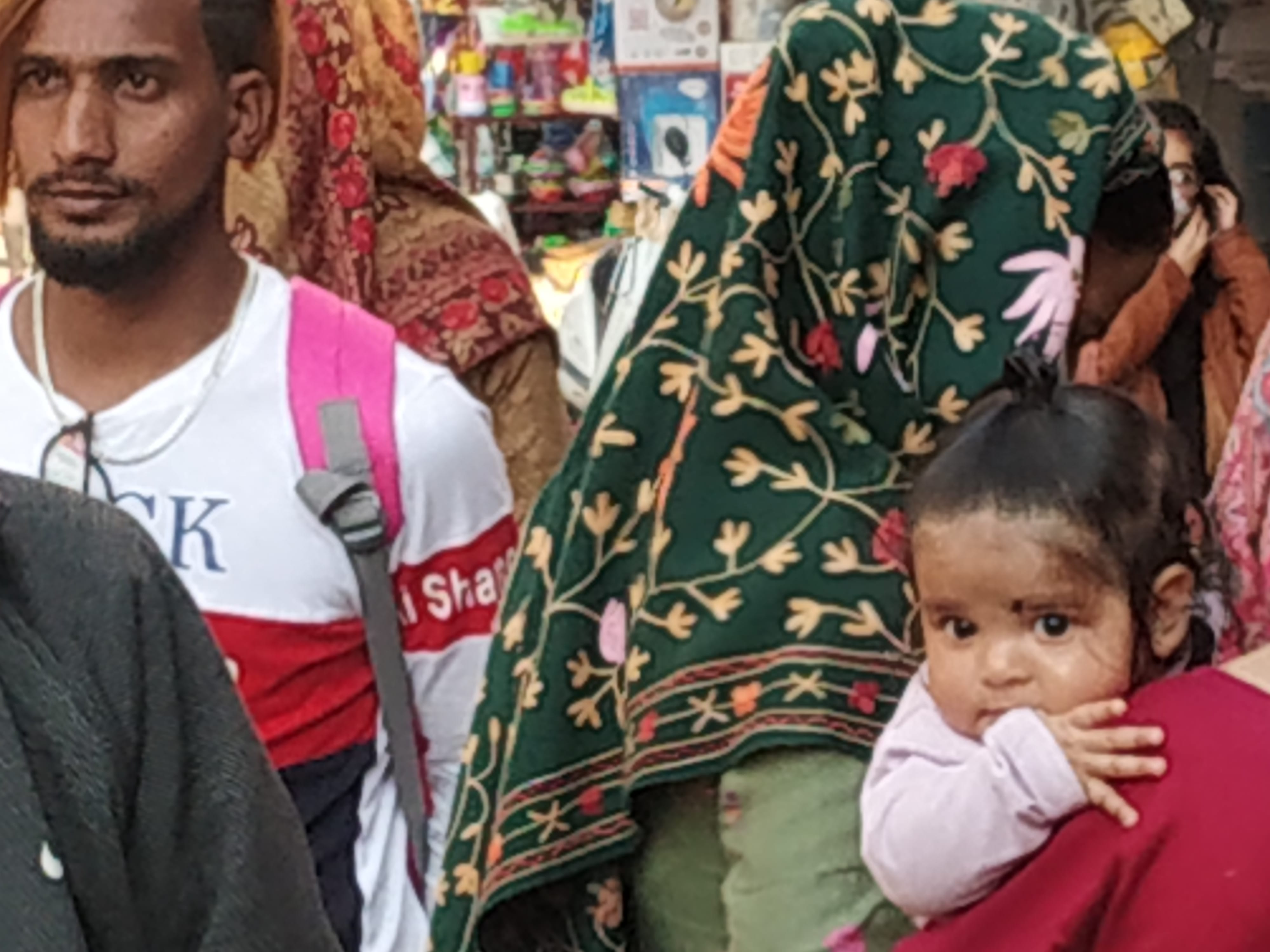 कोरोना से बेखौफ होकर बाजार में आवागमन करते लोग। कोरोना से बेखौफ होकर बाजार में आवागमन करते लोग।