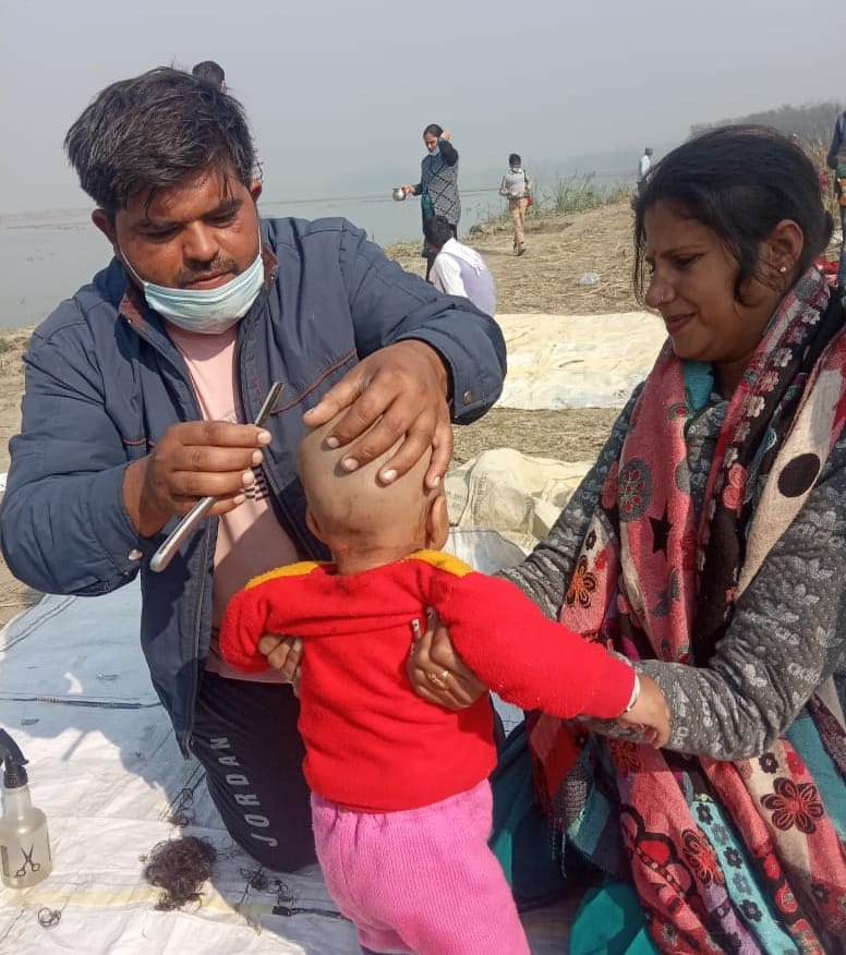 बिजनौर में कार्तिक पूर्णिमा पर गंगा स्नान से पूर्व संध्या पर विदुर कुटी के सामने गंगा घाट पर बच्च बिजनौर में कार्तिक पूर्णिमा पर गंगा स्नान से पूर्व संध्या पर विदुर कुटी के सामने गंगा घाट पर बच्च