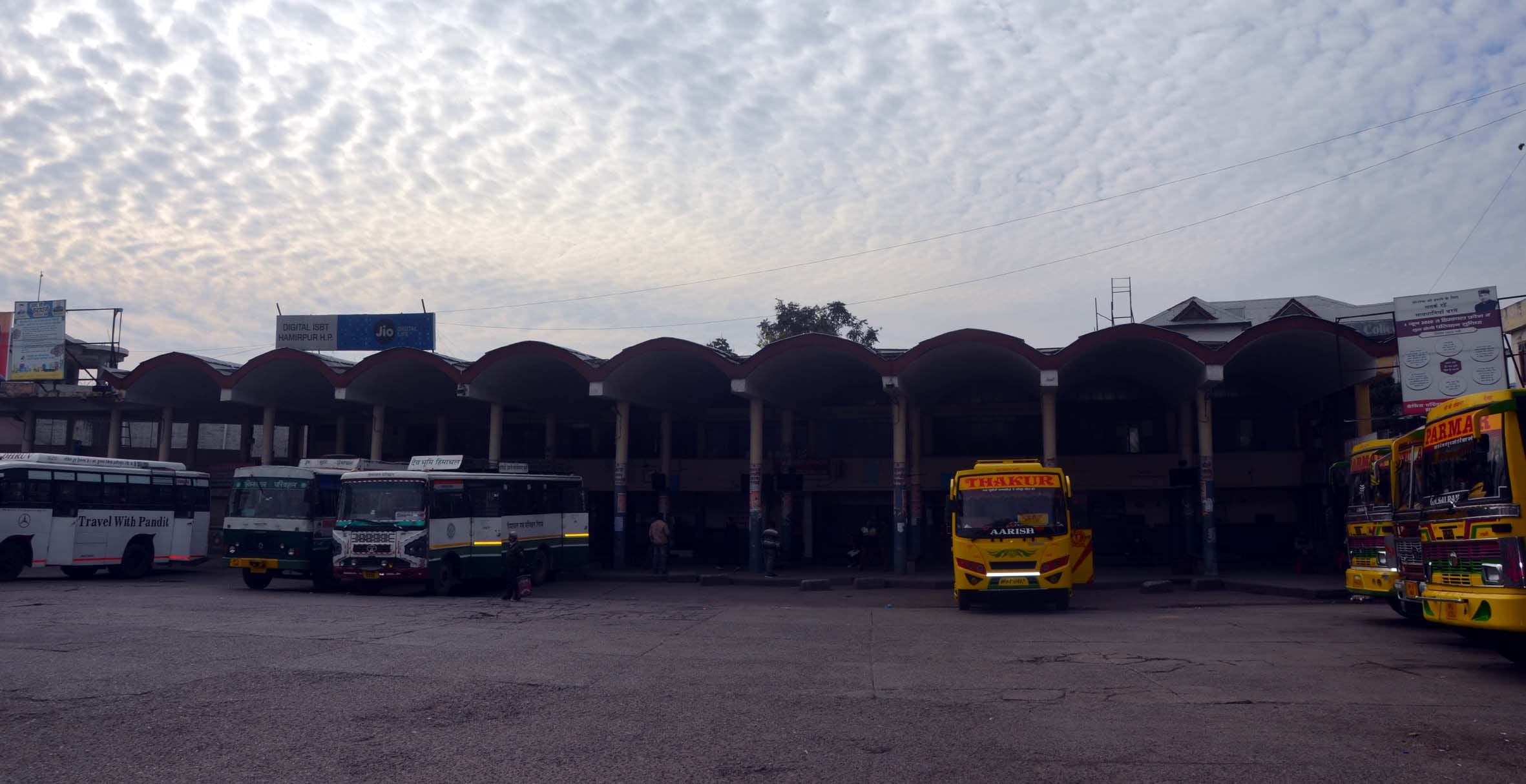 हमीरपुर में बस स्टैंड पर खड़ी इक्का दुक्का बसें। हमीरपुर में बस स्टैंड पर खड़ी इक्का दुक्का बसें।