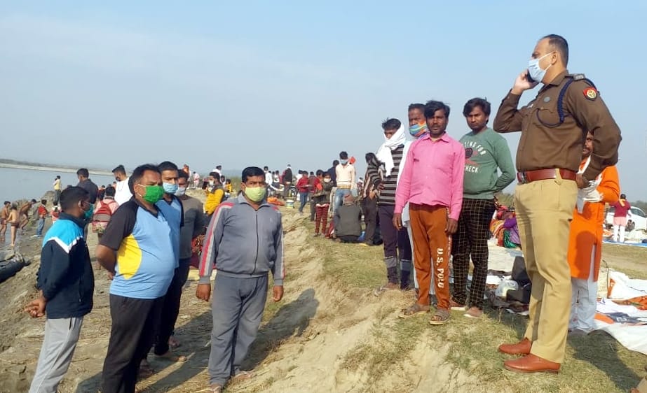 बिजनौर में कार्तिक पूर्णिमा पर गंगा स्नान की पूर्व संध्या पर विदुर कुटी के सामने गंगा घाट पर जायज बिजनौर में कार्तिक पूर्णिमा पर गंगा स्नान की पूर्व संध्या पर विदुर कुटी के सामने गंगा घाट पर जायज