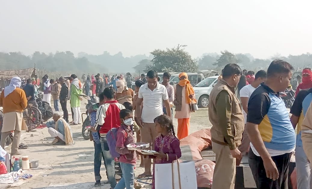 बिजनौर में कार्तिक पूर्णिमा पर गंगा स्नान से पूर्व संध्या पर विदुर कुटी के सामने गंगा घाट पर पहुं बिजनौर में कार्तिक पूर्णिमा पर गंगा स्नान से पूर्व संध्या पर विदुर कुटी के सामने गंगा घाट पर पहुं