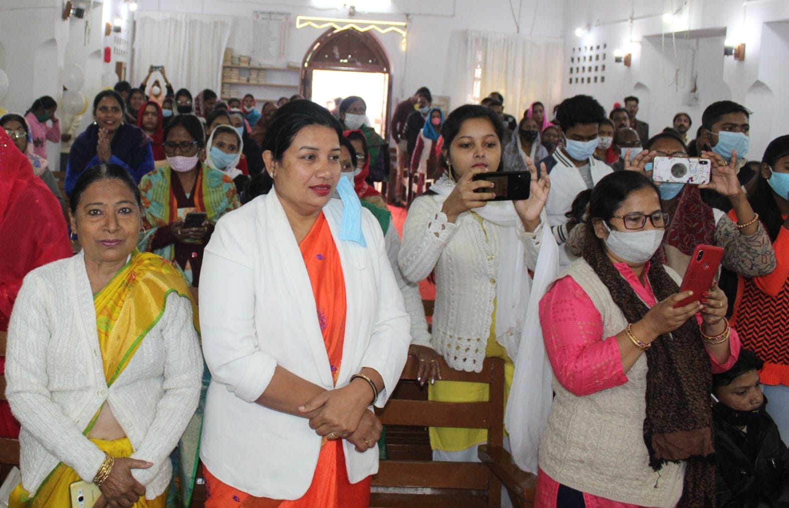 चर्च में हुए कार्यक्रम में मौजूद लोग। संवाद चर्च में हुए कार्यक्रम में मौजूद लोग। संवाद